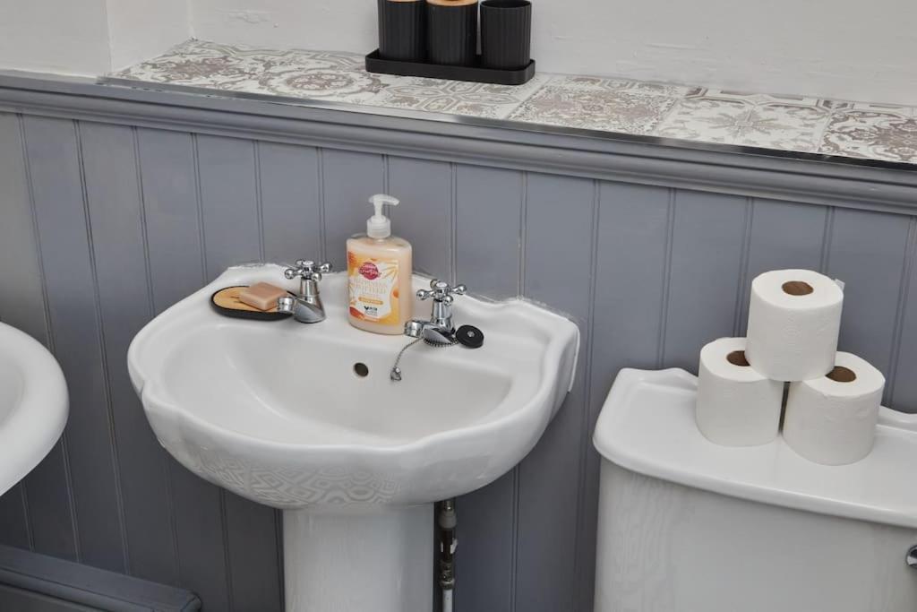 Cosy 3-Bedroom House In Seaham - Street Parking Экстерьер фото
